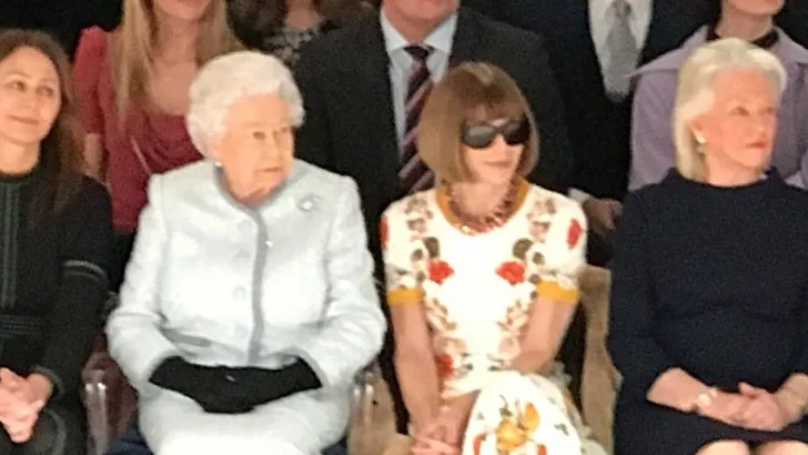 Video: Queen Elizabeth front row naast Anna Wintour