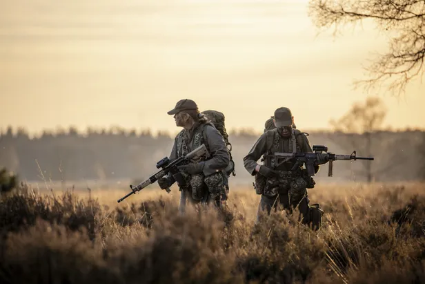 Prinses Amalia bij een militaire oefening op de heide bij Ermelo.