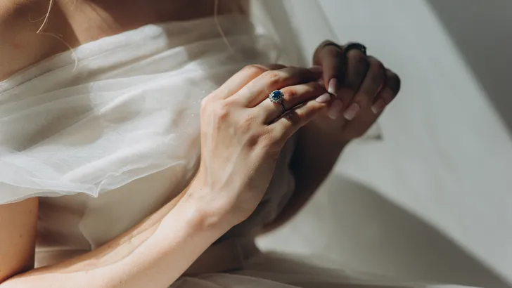 Vintage verlovingsring kopen – Foto van bruid met ring in 'Princess Diana'-stijl.