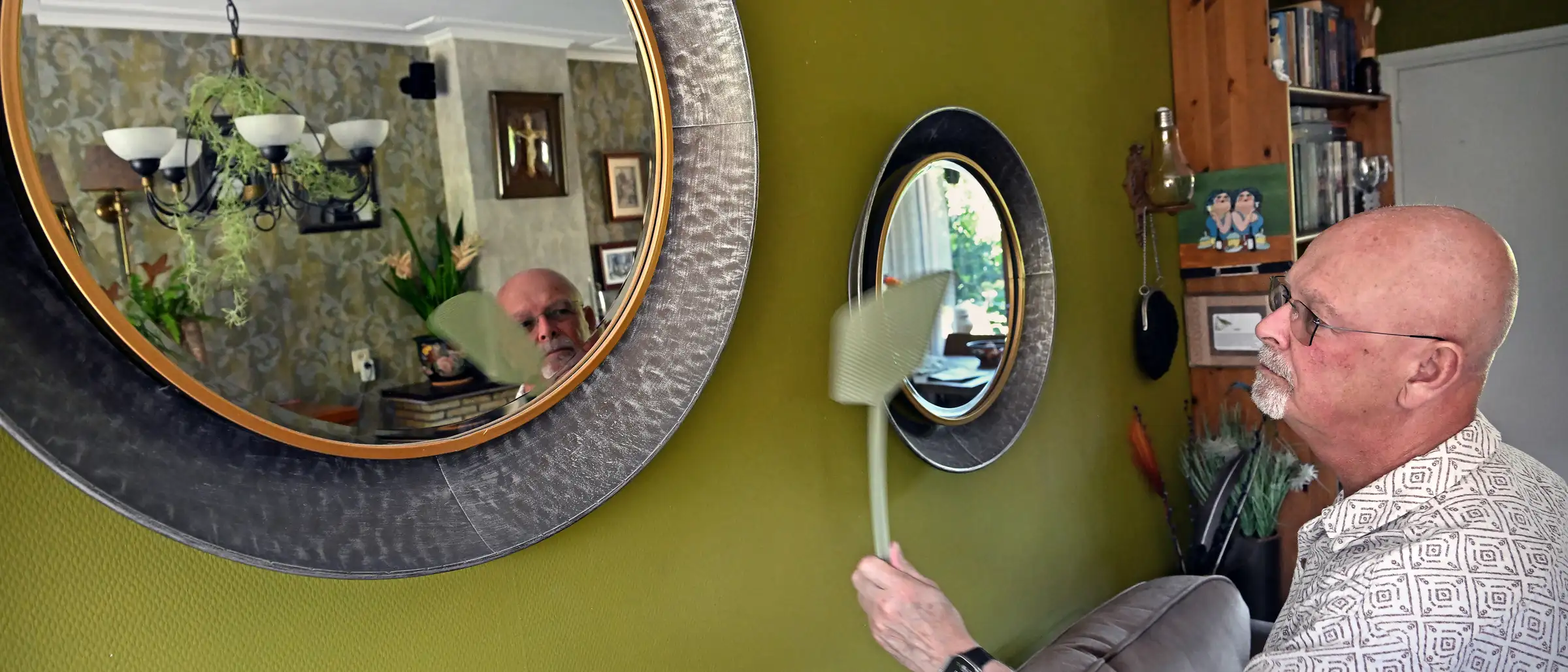 Rinus Groen wordt gek van de vliegen.