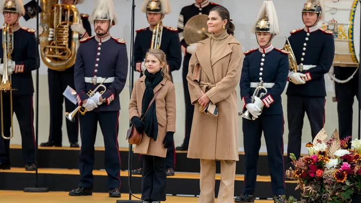 Prinses Estelle (8) opent brug, neemt haar tas mee