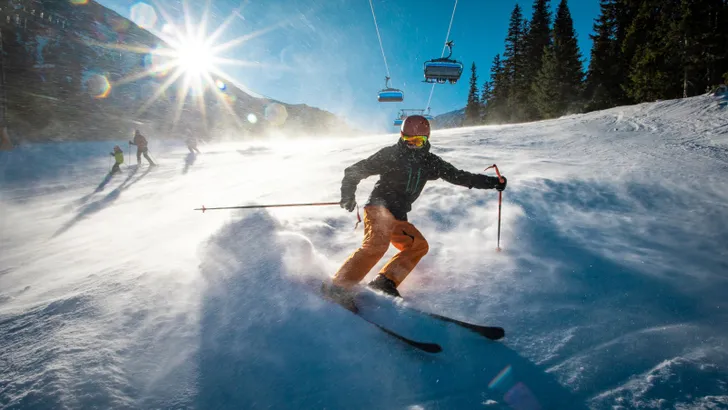 Een skiër op de piste