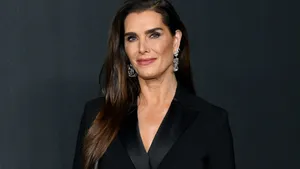 Brooke Shields (57): 'Serieus, blijf allemaal van je wenkbrauwen af'