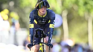 Matteo Jorgenson finisht in zijn eentje in de ploegentijdrit