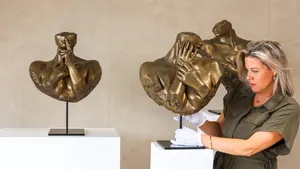Petra Flach aan het werk in haar kunstgalerij Bodycasting Nederland