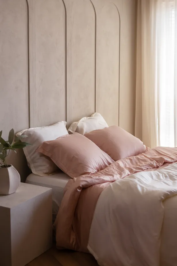 Bed opgemaakt in roze tinten van Coco & Cici.