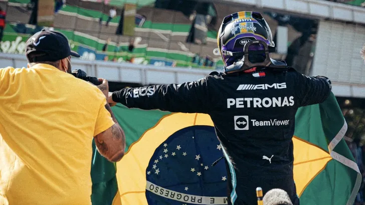 Lewis Hamilton vliegt naar de overwinning in São Paulo
