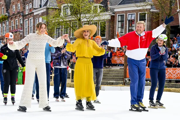 Zoet: prinses Ariane waagde zich samen met haar ouders op de schaats in Dokkum tijdens Koningsdag 2026.
