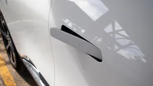 Deze moderne autotrend lijkt slim, tot je na een crash naar buiten moet
