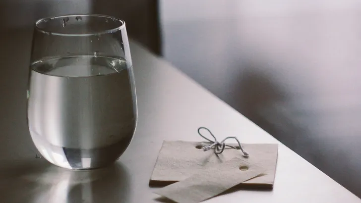 Glas water nachtkastje