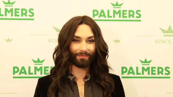 Zien: Conchita Wurst helemaal kaal
