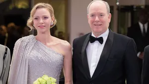 Peperduur feestje met een goedkoop randje: dit waren het opvallende thema en de mooiste looks van prinses Charlene en de overige royals op het Bal de la Rose 2026.