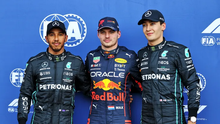 Lewis Hamilton positief over Max Verstappen: 'Hij kan trots zijn op zijn prestaties' 