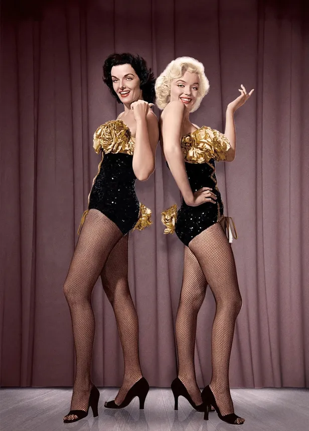 Marilyn Monroe en Jane Russell op de set van Gentlemen Prefer Blondes.