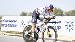 Remco Evenepoel op zijn tijdritfiets tijdens de tijdrit in de UAE Tour.