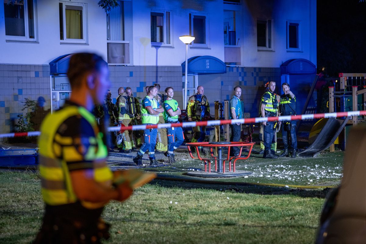 Geweldsexplosie in Zaandam: gevel uit flat geblazen, twee tieners opgepakt