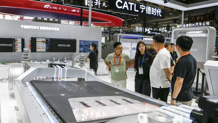Grote elektrische auto-accu op de stand van accufabrikant CATL tijdens een autobeurs in China