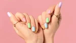 Zeg vaarwel tegen brave nude nagels. Ontdek de vrolijkste en meest chique nageltrends voor de zomer van 2026, van Aperol-oranje tot verfijnd roze.