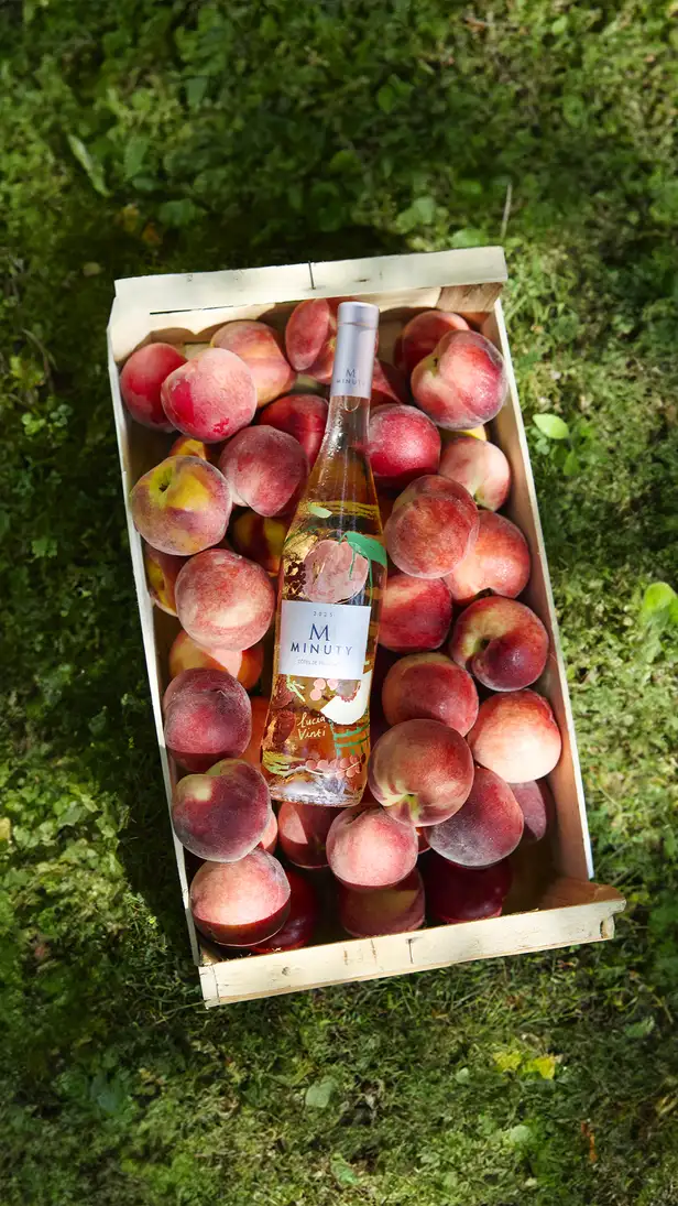 De exclusieve limited edition Minuty M rosé in een krat met appels.