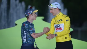 jonas vingegaard en tadej pogacar op het podium van de tour de france