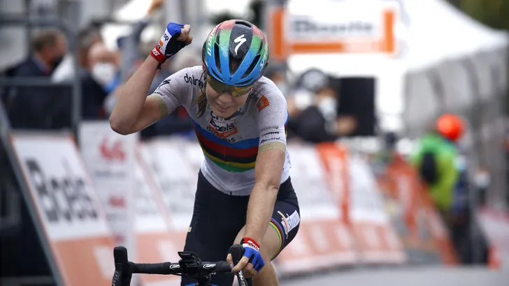 Voor de zesde maal op rij: Anna van der Breggen wint Waalse Pijl