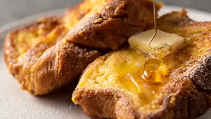 Wentelteefjes van overgebleven paasbrood met boter en honing.