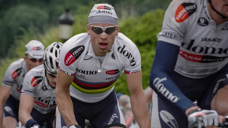 romans vainsteins in regenboogtrui