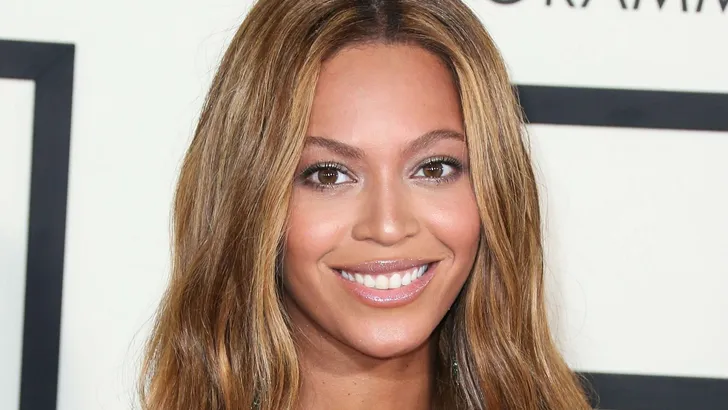 Zien: Beyoncé verruilt haar blonde signature look voor deze kleur
