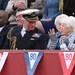Charles zit naast Sarah McCorquodale op tribune tijdens VE day