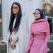 Vrouwen met unieke accessoires en looks.