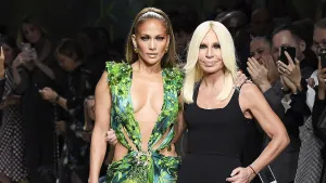 Hoe Donatella Versace de wereld veranderde. – Foto van Jennifer Lopez en Donatella Versace op de catwalk, september 2019.