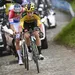 Wout van Aert rijdt op kop over de kasseien met Mathieu van der Poel vlak achter hem in de achtervolging.