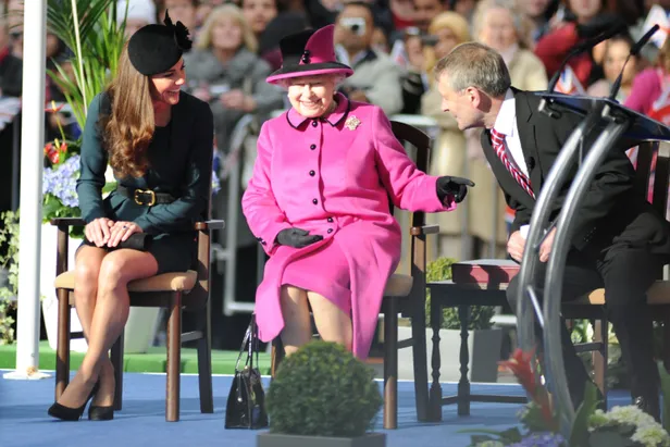 Bij haar eerste uitstapje zonder William, werd Kate op haar gemak gesteld door Queen Elizabeth. (Beeld: NL Beeld)