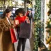 Beau Monde gift guide – Foto van twee vrouwen met cadeau's voor kerst bij etalage