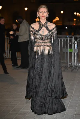 Paris Jackson in Iris van Herpen bij het Grand Dîner du Louvre.