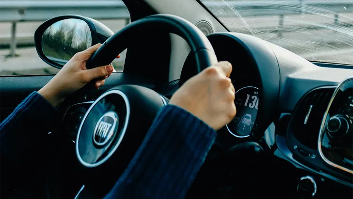 Snel je rijbewijs halen? Zo combineer je theorie en praktijk slim