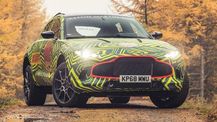 ZIEN: ASTON MARTIN ONTHULT ZIJN EERSTE SUV OOIT