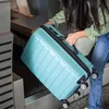 Deze kledingstukken kun je beter niet dragen op het vliegveld | Nouveau