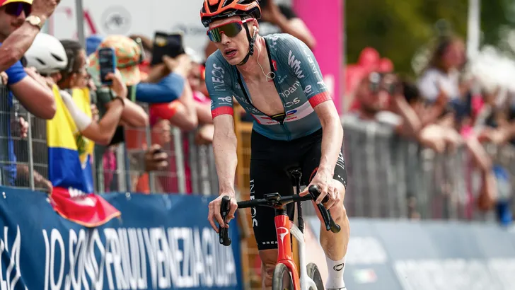 Thymen Arensman won vorig jaar twee etappes in de Tour de France. Een rit winnen is in principe ook dit jaar de bedoeling. Of heeft de Nederlander andere bedoelingen? Ploegmaat Kévin Vauquelin deed in elk geval opvallende uitspraken.