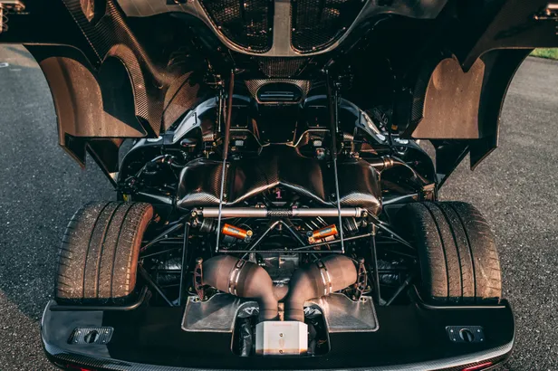 Geopende achterzijde van de Koenigsegg One:1, met zicht op de carbon motorruimte, achterwielophanging, uitlaten en brede achterbanden.