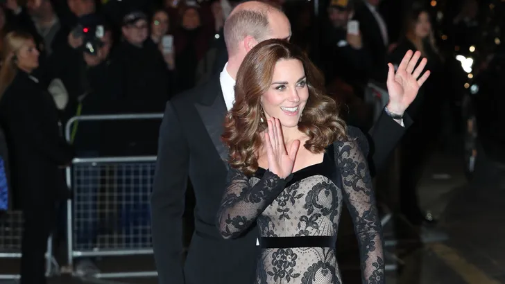 Kate steelt de show in Alexander McQueen