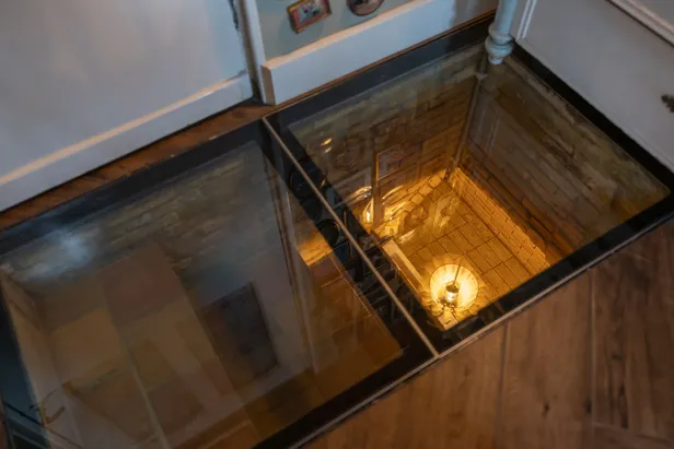 Regenwaterput onder beloopbaar glas in huis in Friesland