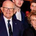 Pieter van Vollenhoven lanceert Instagram-account – Foto van Pieter van Vollenhoven en prinses Margriet bij de opening van het Vernieuwd Herinneringencentrum Apeldoornsche Bosch, 21 januari 2025.