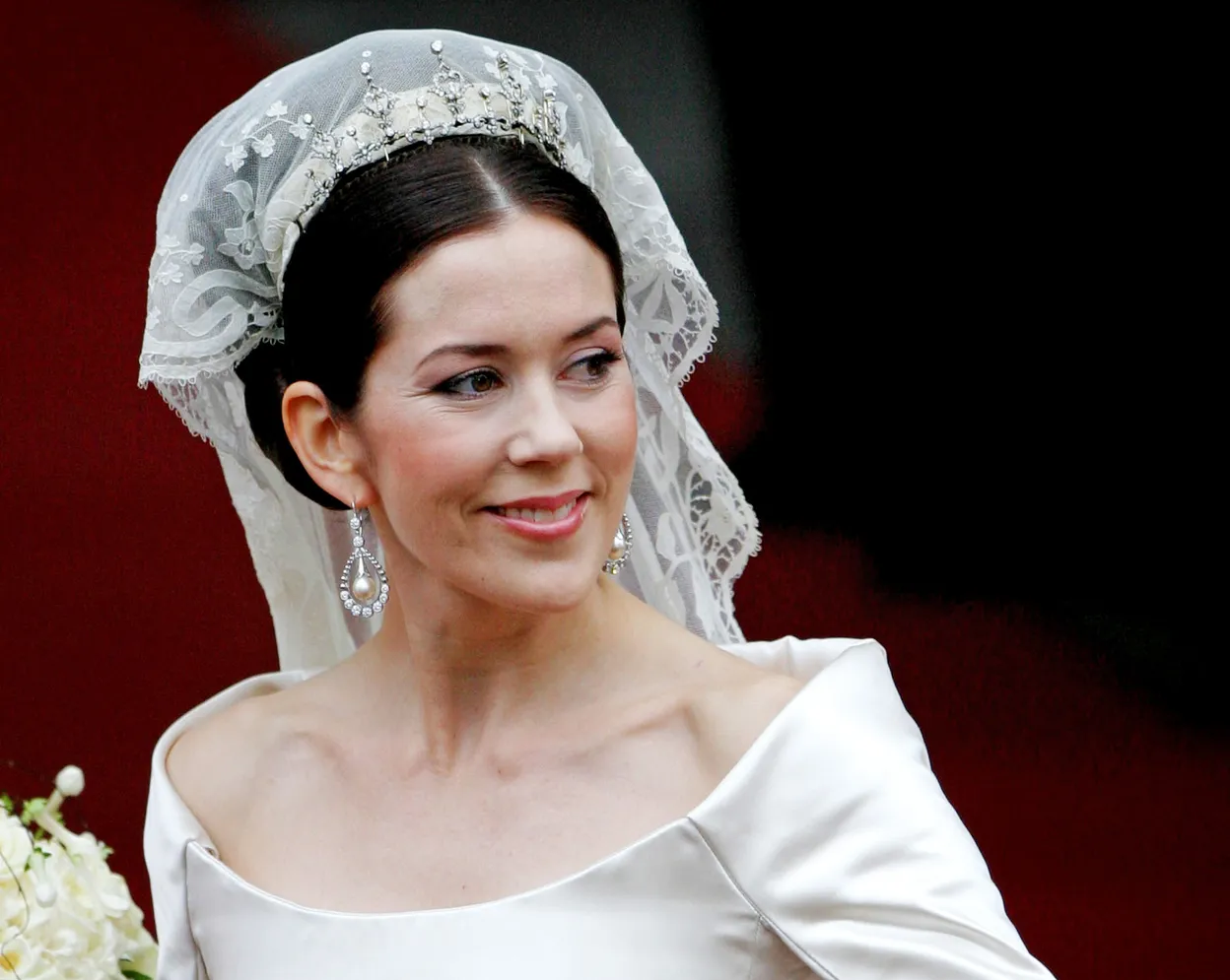 Detailfoto van prinses Mary met tiara en juwelen bij haar huwelijk met prins Frederik van Denemarken, 2004.