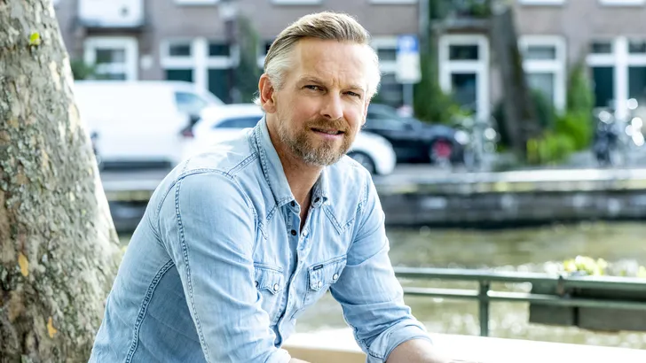 Barry Atsma praat met Playboy