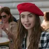 Lily Collins geeft leeftijdsfout op hilarische manier toe: ‘Emily is geen 22 jaar’