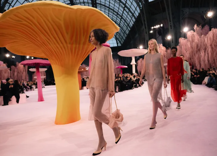 Een nieuw tijdperk voor Chanel. Matthieu Blazy's debuut is een ode aan vrijheid, waarin de vrouw vleugels krijgt. Ervaar de poëzie en de visie