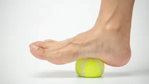 Het verrassende effect van een tennisbal onder je voet (en wat het doet voor je stressniveau)