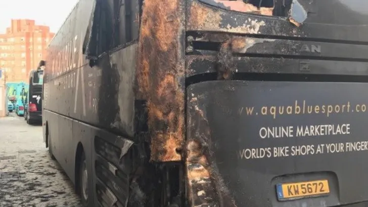 Bus Aqua Blue Sport afgelopen nacht hevig beschadigd door brandstichting