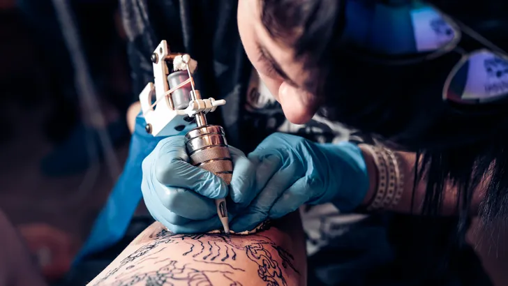 Vrouw laat tattoo verwijderen, gaat gruwelijk fout